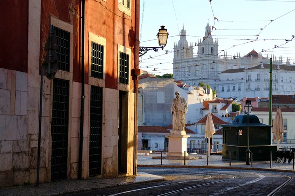 Oude het platform ochtend Lissabon straat — Stockfoto