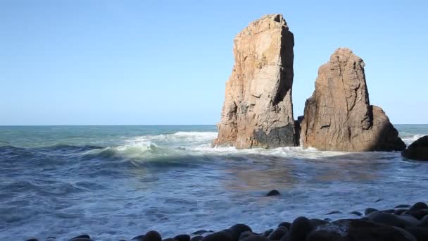 海の大きな波の岩の多い海岸線をクラッシュ — ストック動画