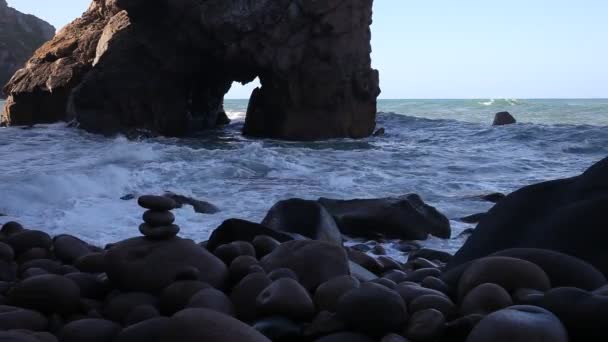 Oceano grandi onde che si infrangono costa rocciosa — Video Stock