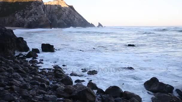 Viharos hullámok mellett a sziklás sziklán — Stock videók