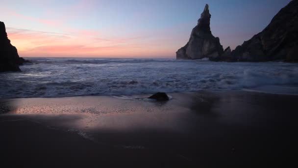 Plage panoramique Praia da Ursa au coucher du soleil — Video