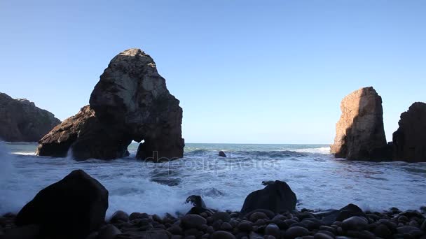 海の大きな波の岩の多い海岸線をクラッシュ — ストック動画