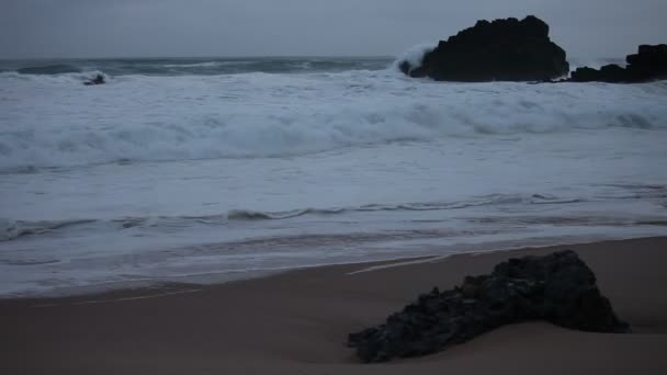 Сторм'яні хвилі біля скелястої скелі — стокове відео