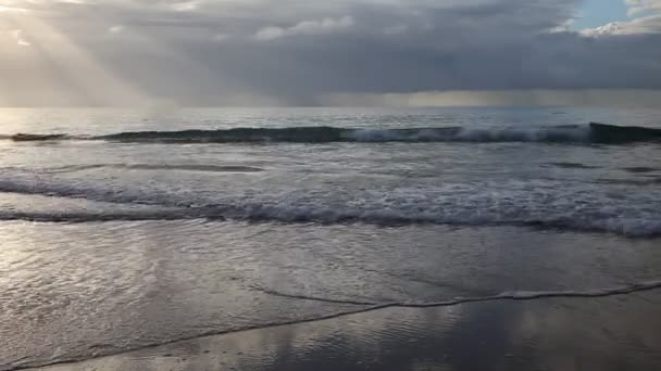 Océan Atlantique orageux lever de soleil paysage marin — Video