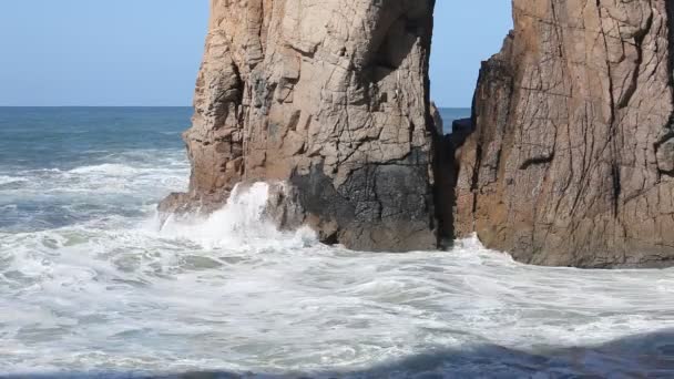 Oceano grandi onde che si infrangono costa rocciosa — Video Stock