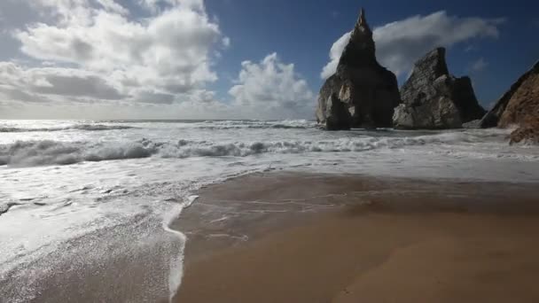 Strand Praia da Ursa op zonnige zomerdag — Stockvideo