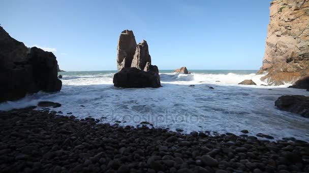 Oceaan grote golven rotsachtige kustlijn — Stockvideo