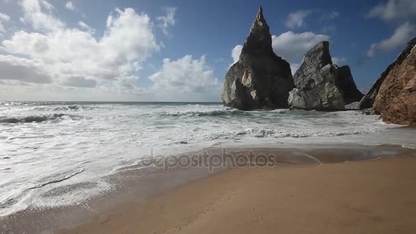 Hermosa playa Praia da Ursa en el soleado día de verano — Vídeo de stock