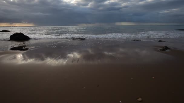 Oceano grandi onde che si infrangono costa rocciosa — Video Stock