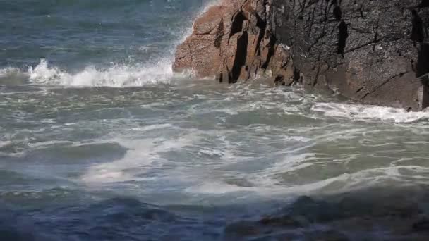 Oceano grandi onde che si infrangono costa rocciosa — Video Stock