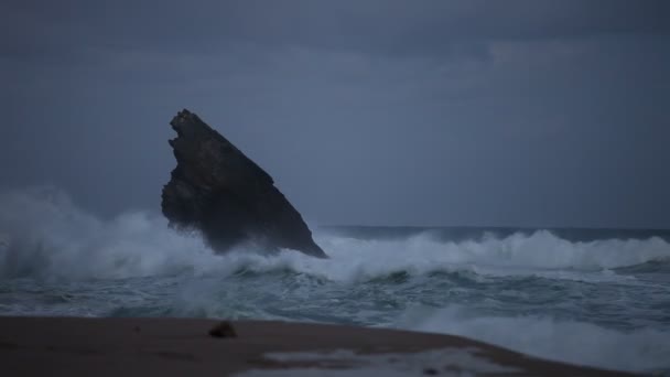 Vagues orageuses à côté de la falaise rocheuse — Video