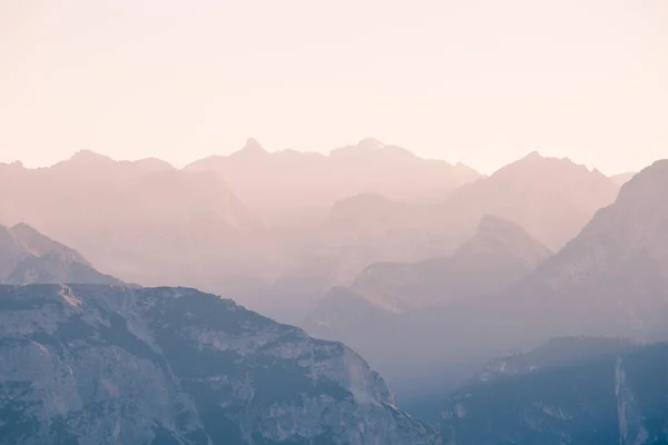 높은 산 실루엣 석양 — 스톡 사진
