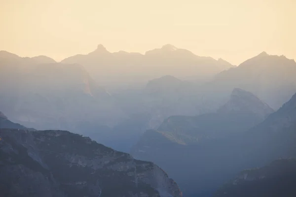 Hoge bergen silhouet bij zonsondergang — Stockfoto