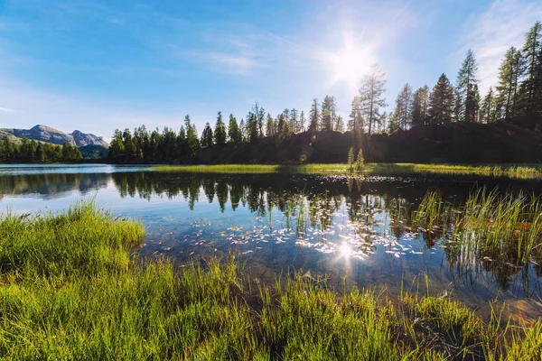 Alpine mountain summer lake at sunny day — Stock Photo, Image