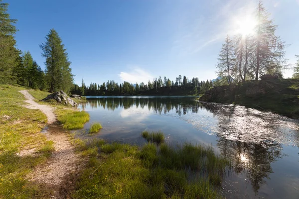 Alpské horské jezero letní slunečný den — Stock fotografie