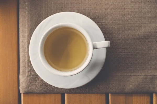 Taza blanca de té sobre fondo de madera —  Fotos de Stock