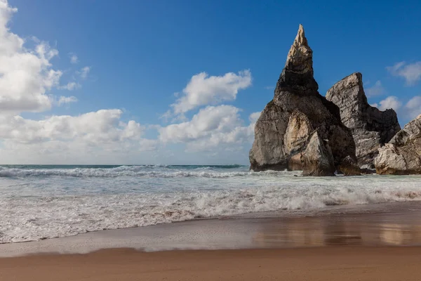 Hermosa playa Praia da Ursa en el día soleado — Foto de Stock