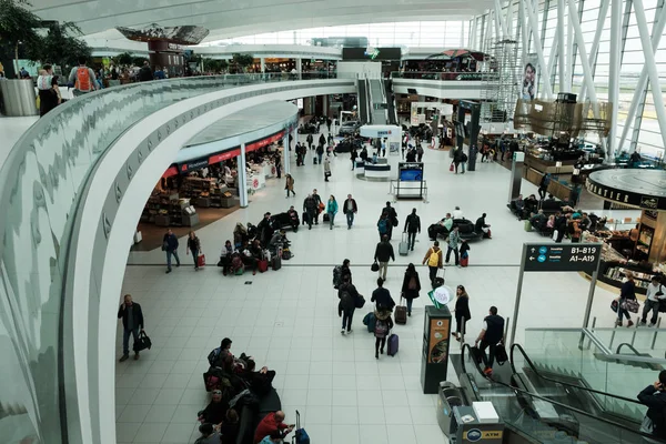 Terminal del Aeropuerto Internacional de Budapest con muchos pasajeros — Foto de Stock