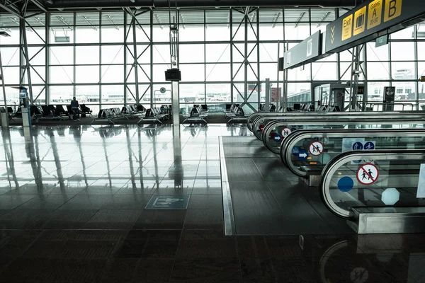 Brüksel Uluslararası Havaalanı terminal iç — Stok fotoğraf