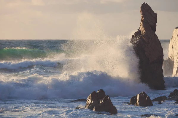 Ocean big waves crashing rocky cliffs — Stock Photo, Image