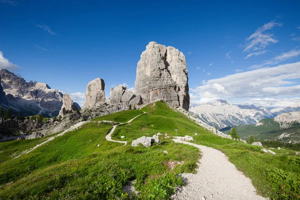 Verano montaña alpina colinas rocosas panorama — Foto de Stock