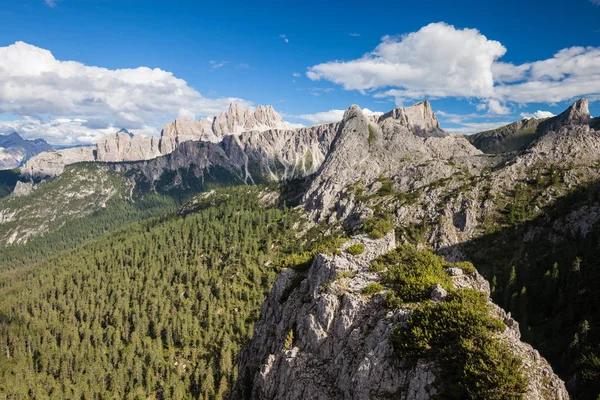 Verano montaña alpina colinas rocosas panorama —  Fotos de Stock