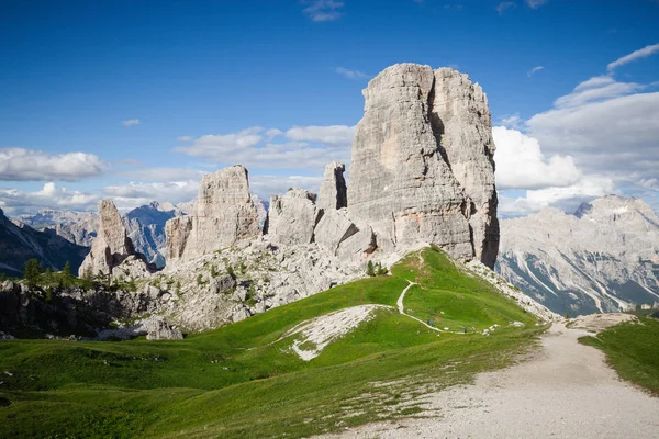 Verano montaña alpina colinas rocosas panorama — Foto de Stock