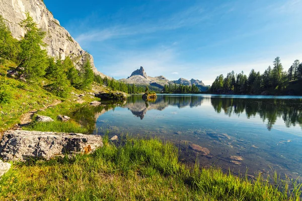 Lago alpino estivo di montagna nella giornata di sole — Foto Stock