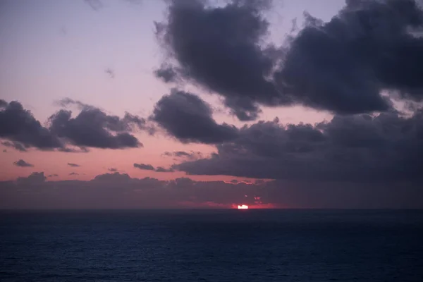 Krásný oceán zataženo západ slunce — Stock fotografie