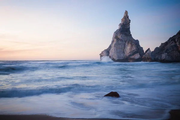 Красивого пляжу Прайя да Ursa в сутінки — стокове фото