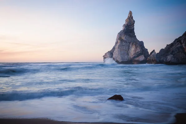 Όμορφη παραλία Praia da Ursa στο λυκόφως — Φωτογραφία Αρχείου