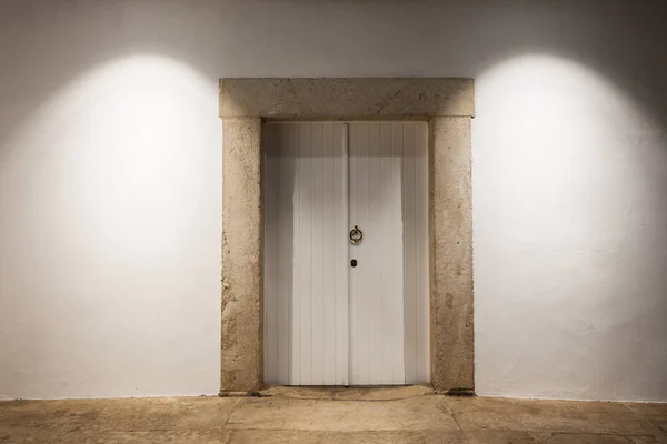 Λευκή ξύλινη πόρτα — Φωτογραφία Αρχείου