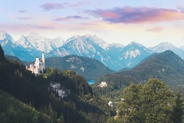 Panorama över berömda slottet Neuschwanstein — Stockfoto