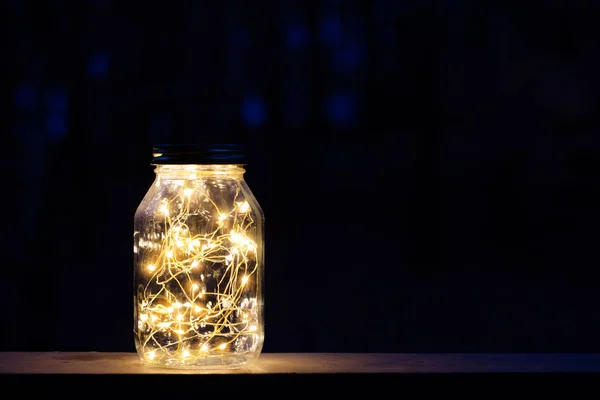 Lumières dans une vieille lanterne de style rétro — Photo