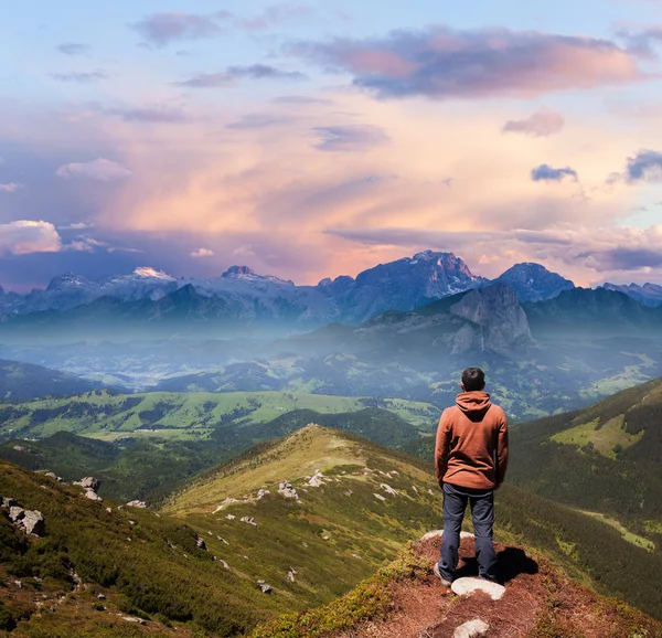 Mann steht auf dem Gipfel des hohen Berges — Stockfoto