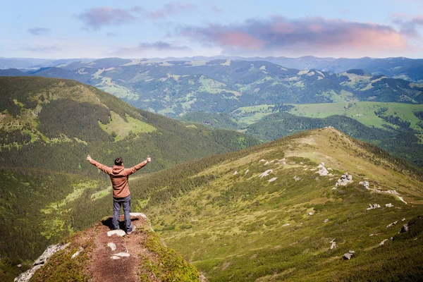 岩が多い丘の上に立っている人と夏の山の風景 — ストック写真