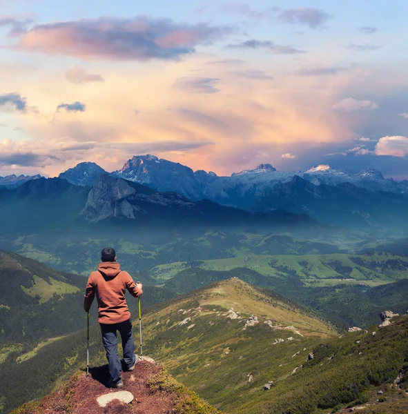 Homem em pé no topo da alta montanha — Fotografia de Stock
