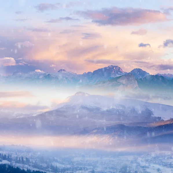 冬のアルプス山脈の雪に覆われた風景の日の出 — ストック写真