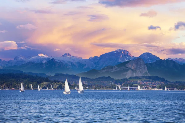 Jacht regatta op de alpine bergmeer — Stockfoto