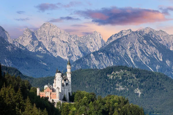 Famoso castillo de Neuschwanstein al atardecer —  Fotos de Stock