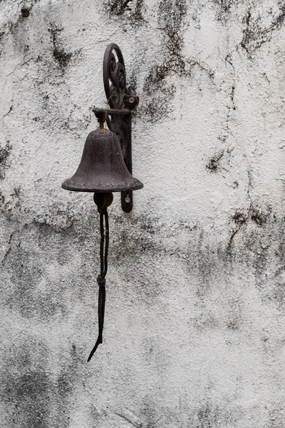 Vecchia campana in metallo vintage sul muro — Foto Stock