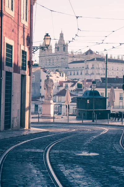 リスボン旧市街の通り朝の景色 — ストック写真