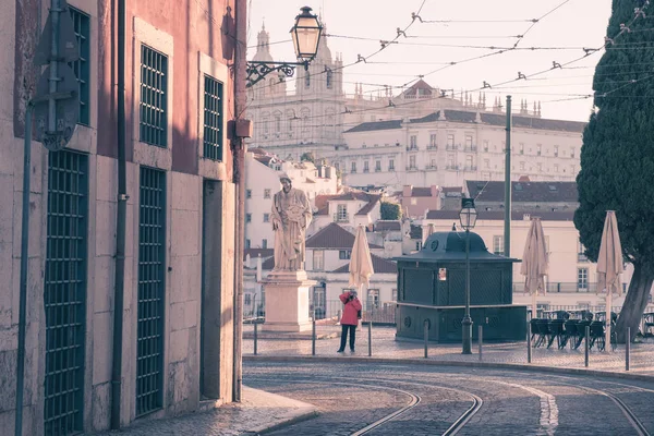 Toeristische wandel- en vastleggen van de oude straatjes van Lissabon — Stockfoto