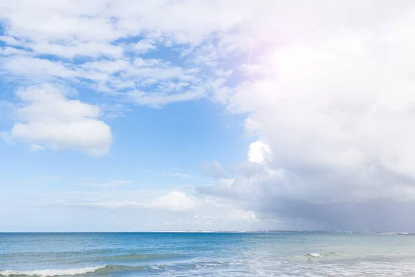 Tropikalne piasek plaża słoneczny i niebieski zachmurzony sly — Zdjęcie stockowe