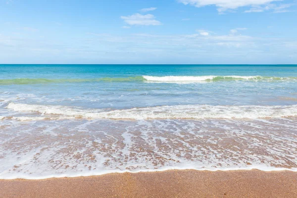 Playa soleada de arena tropical — Foto de Stock