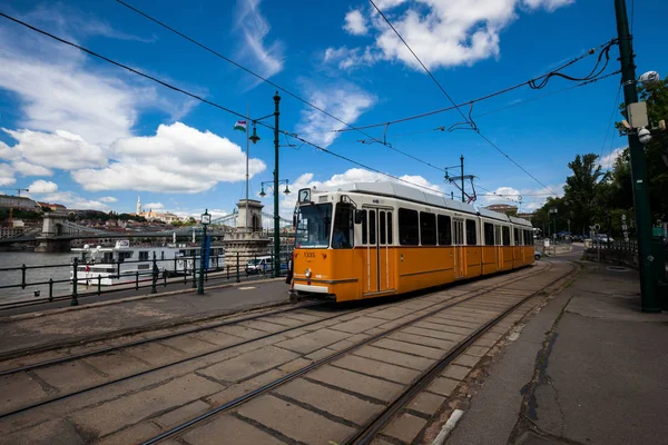 Eléctrico amarelo em funcionamento no centro da cidade velha de Budapeste — Fotografia de Stock