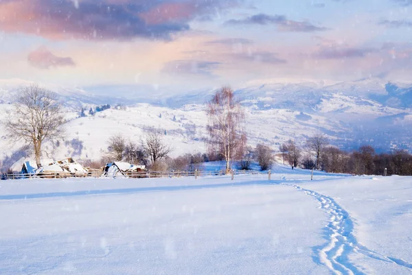 Alpby på vintern mountain snöiga kullar — Stockfoto