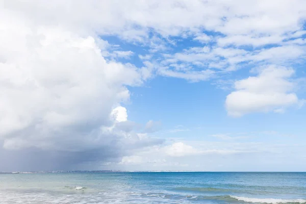 Spiaggia tropicale di sabbia soleggiata e blu nuvoloso subdolo — Foto Stock