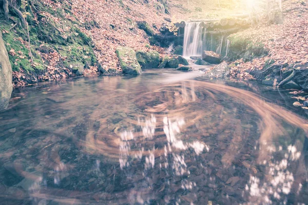 Outono floresta pequena cachoeira — Fotografia de Stock
