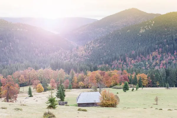 Oude houten huis op de heuvel van de berg bij zonsopgang — Stockfoto